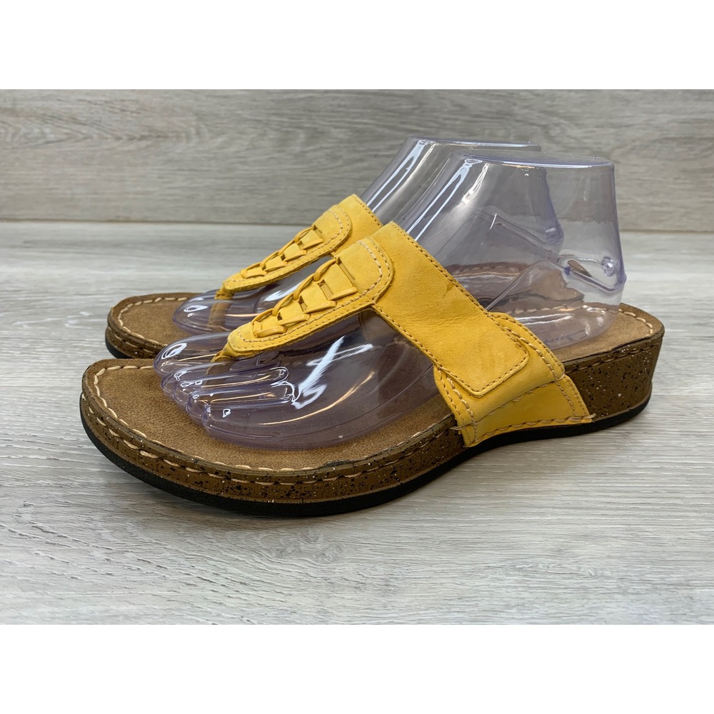 Clarks Women's 8.5 Yellow Leather Thong Wedge Sandals Comfort Casual Shoes - Picture 3 of 11